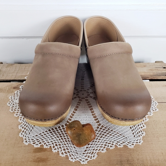Ode to Dansko♡Heart & SouLe.. of the rocker bottom roLL clogs iconic flagship - Picture 10 of 15